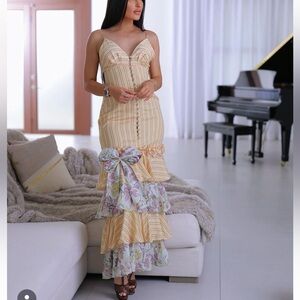 Beautiful designer dress, you can put the bow wherever you want to.